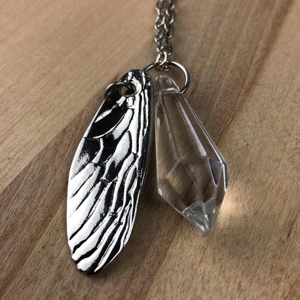Fairy 🧚 wing with crystal necklace, 30”. Come with a box.